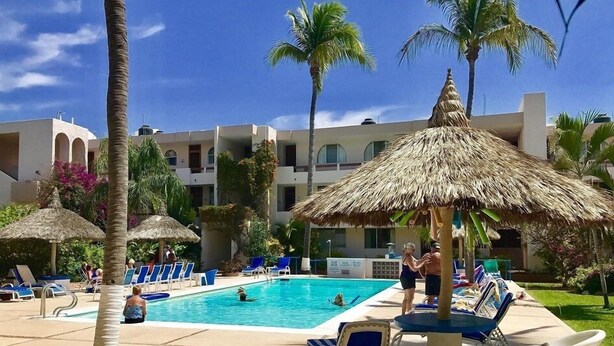 Outdoor pool, pool umbrellas, pool loungers - Condo Playa E (Mazatlán)