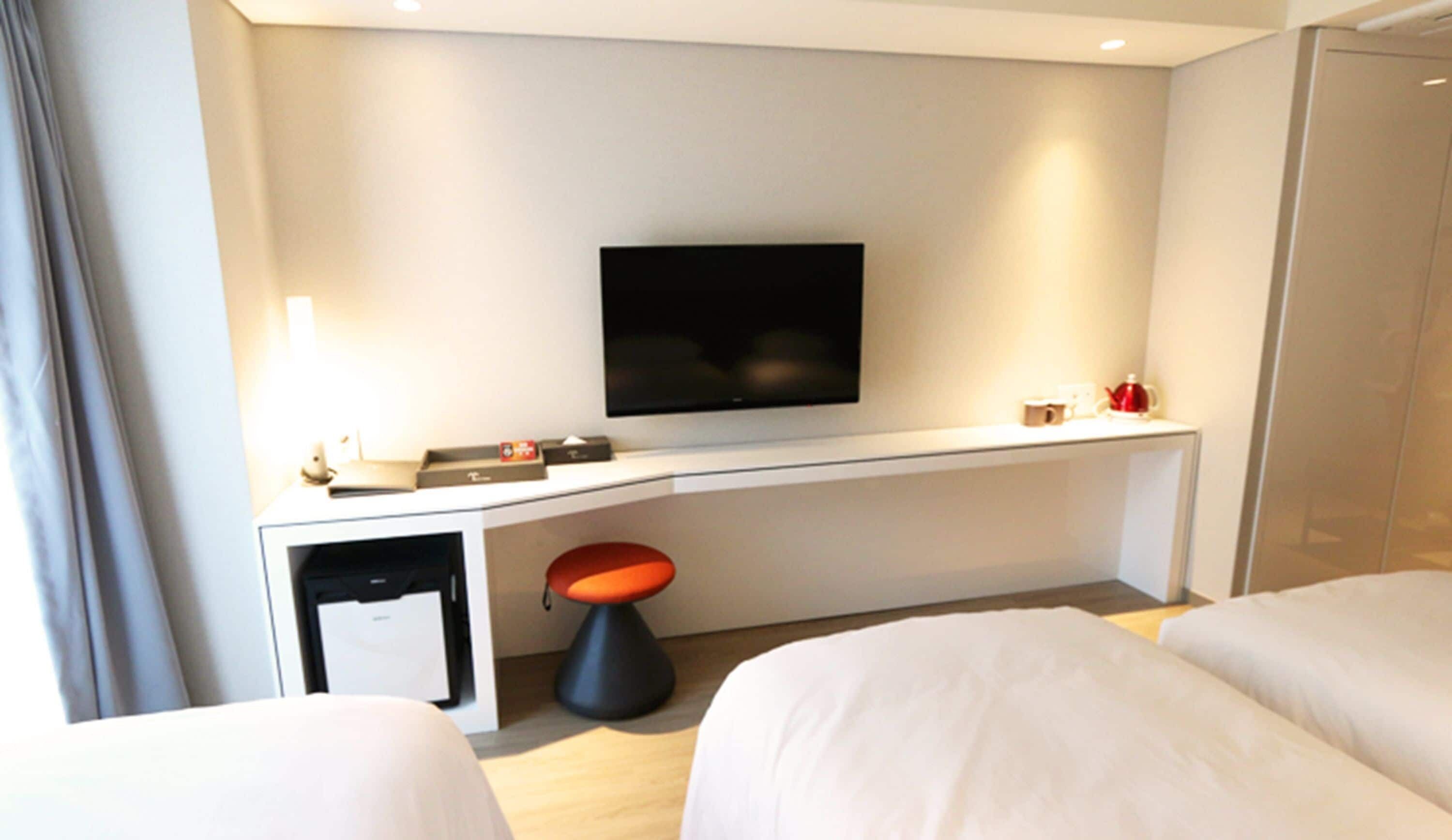 ตู้นิรภัยในห้องพัก, โต๊ะทำงาน, ห้องเก็บเสียง, เตารีด/โต๊ะรีดผ้า