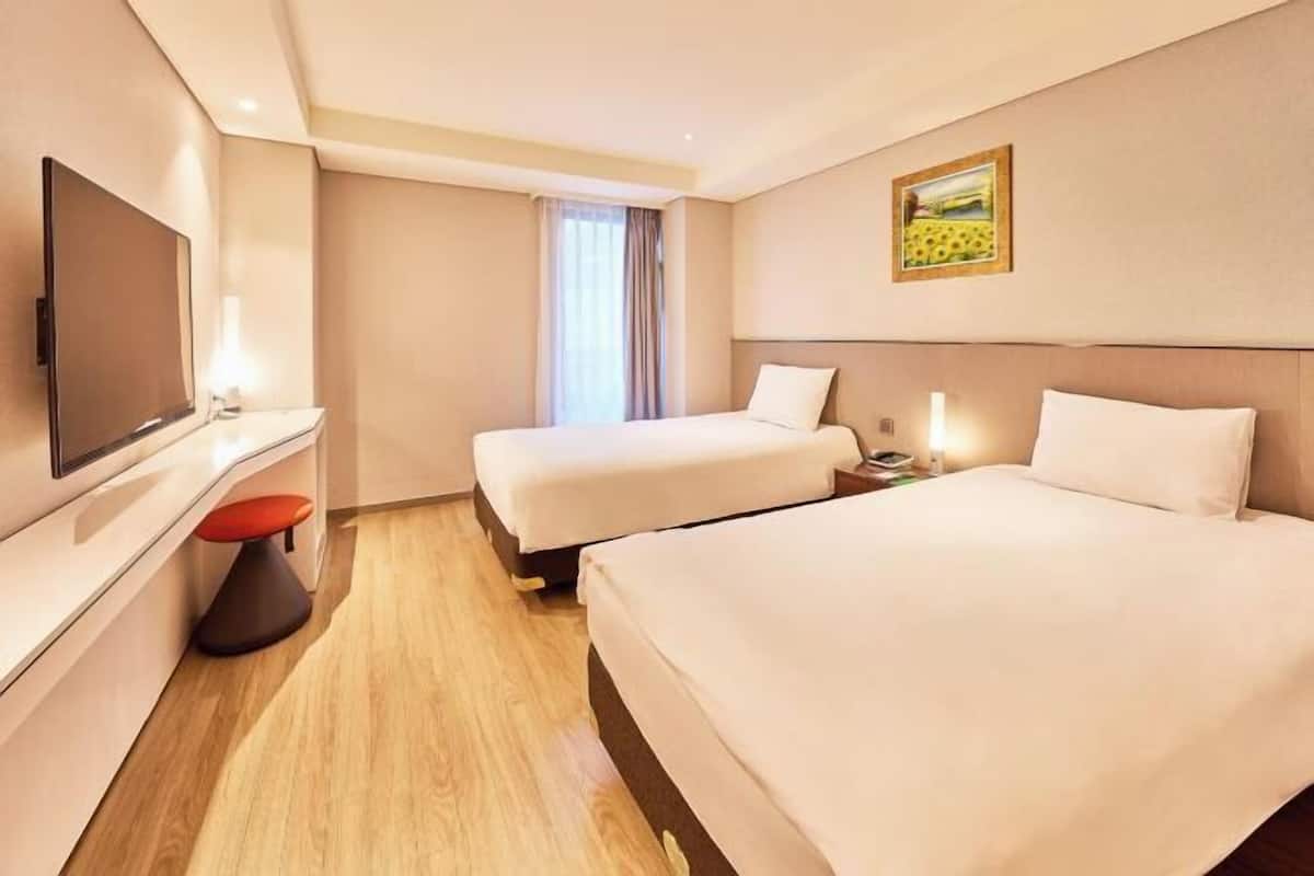 In-room safe, desk, soundproofing, iron/ironing board