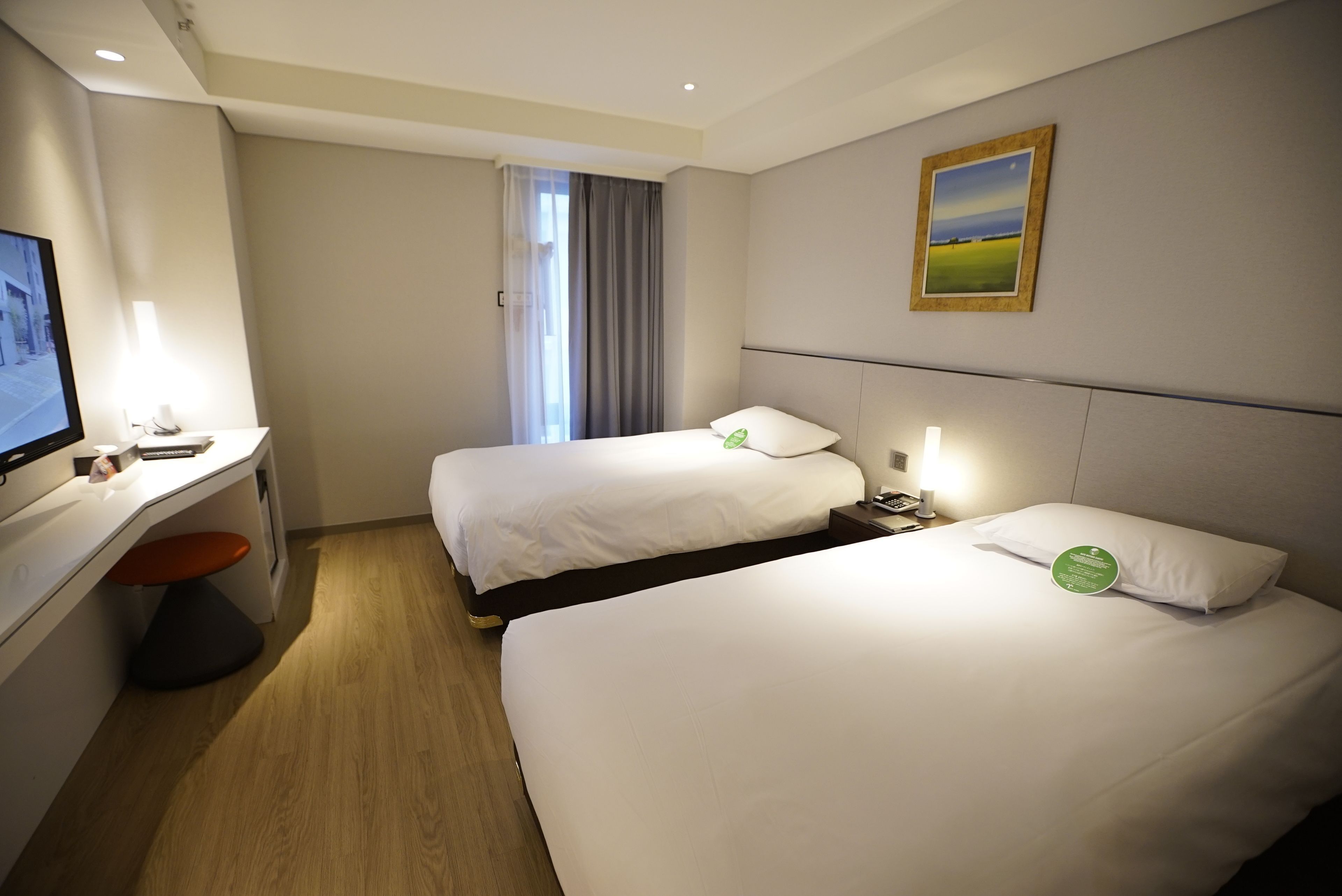 ตู้นิรภัยในห้องพัก, โต๊ะทำงาน, ห้องเก็บเสียง, เตารีด/โต๊ะรีดผ้า