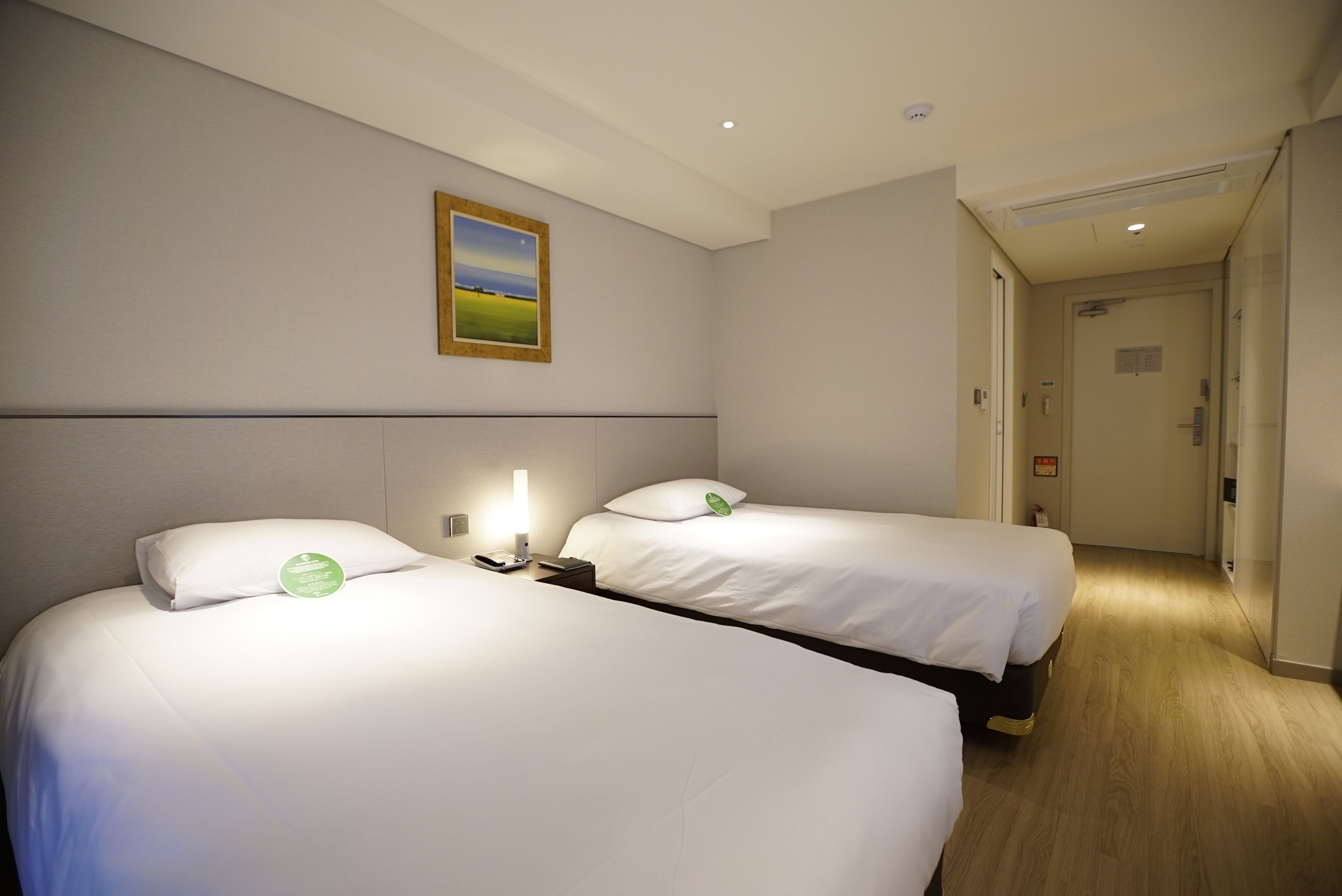 ตู้นิรภัยในห้องพัก, โต๊ะทำงาน, ห้องเก็บเสียง, เตารีด/โต๊ะรีดผ้า