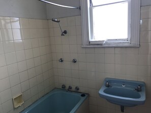 Shower, towels - Caledonia Hotel (Aberdare)