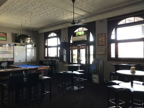 3 bars/lounges