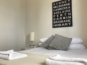 Quarto clássico, 1 cama Queen | Wi-Fi de cortesia, roupa de cama