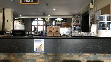 3 bars/lounges