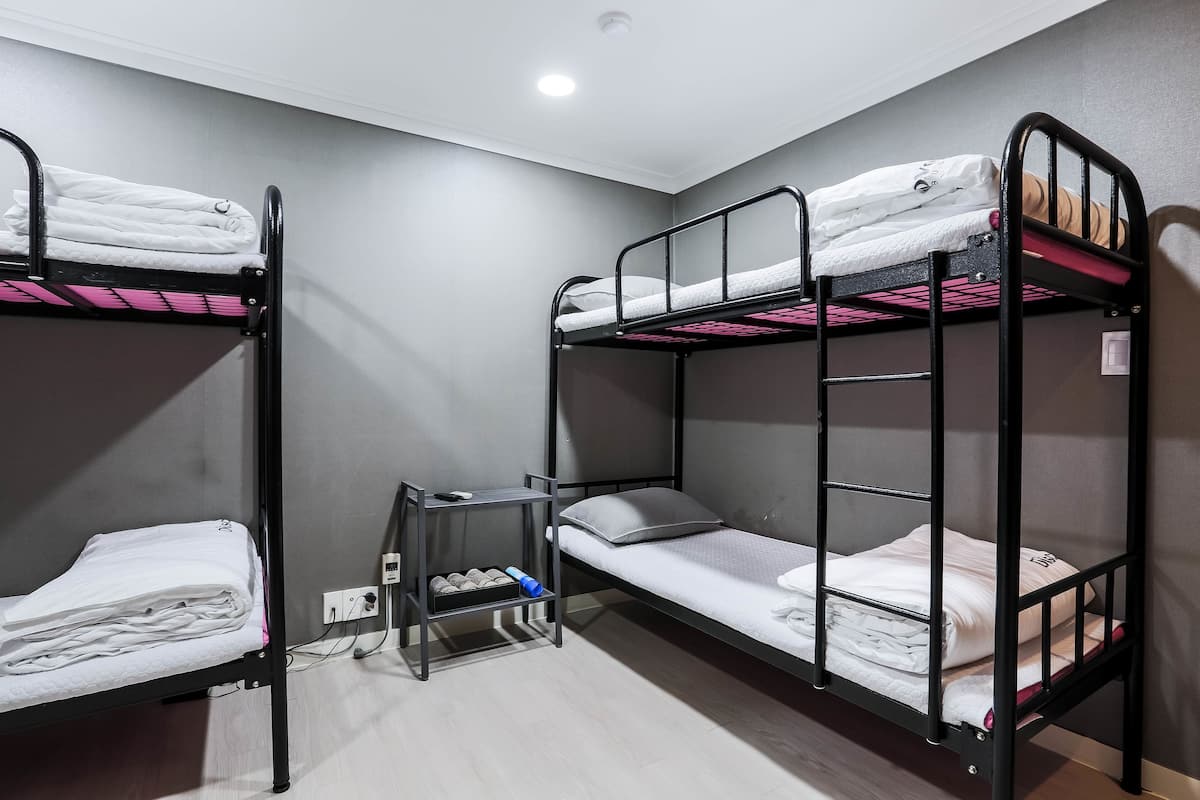 Habitación (2 bunk beds) | 1 habitación y wifi gratis