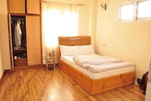 1 bedroom, premium bedding, desk, free WiFi
