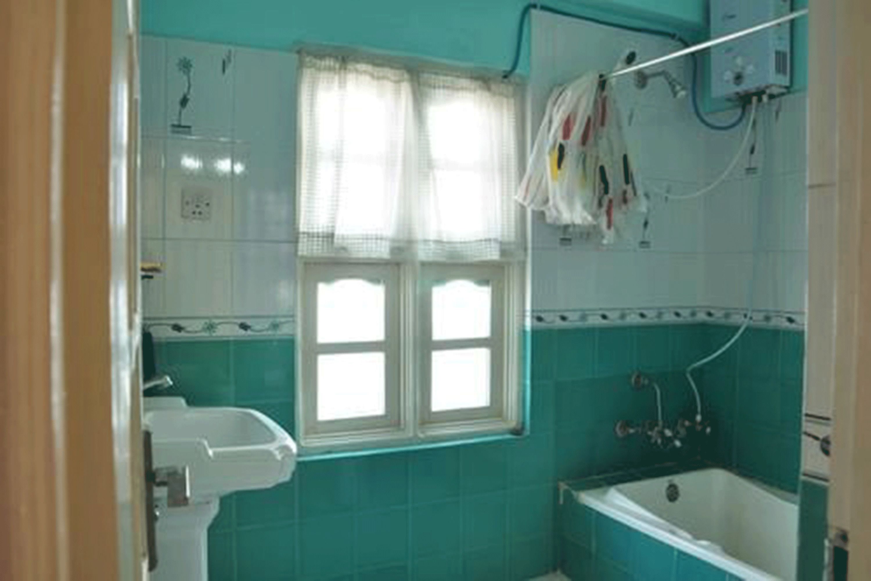 Apartamento, sacada | Banheiro | Chuveiro/banheira combinados, toalhas de banho