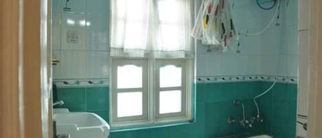 Apartment, Balkon | Badezimmer | Duschwanne, Handtücher