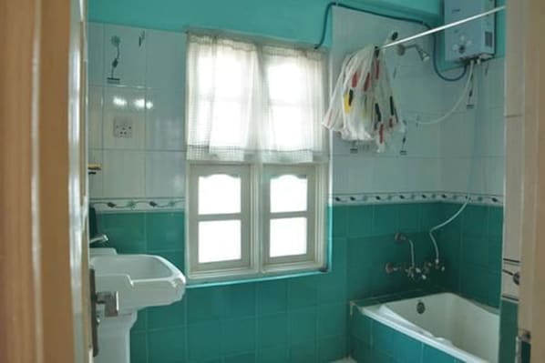 Apartment, Balcony | Bathroom | Combined shower/tub, towels