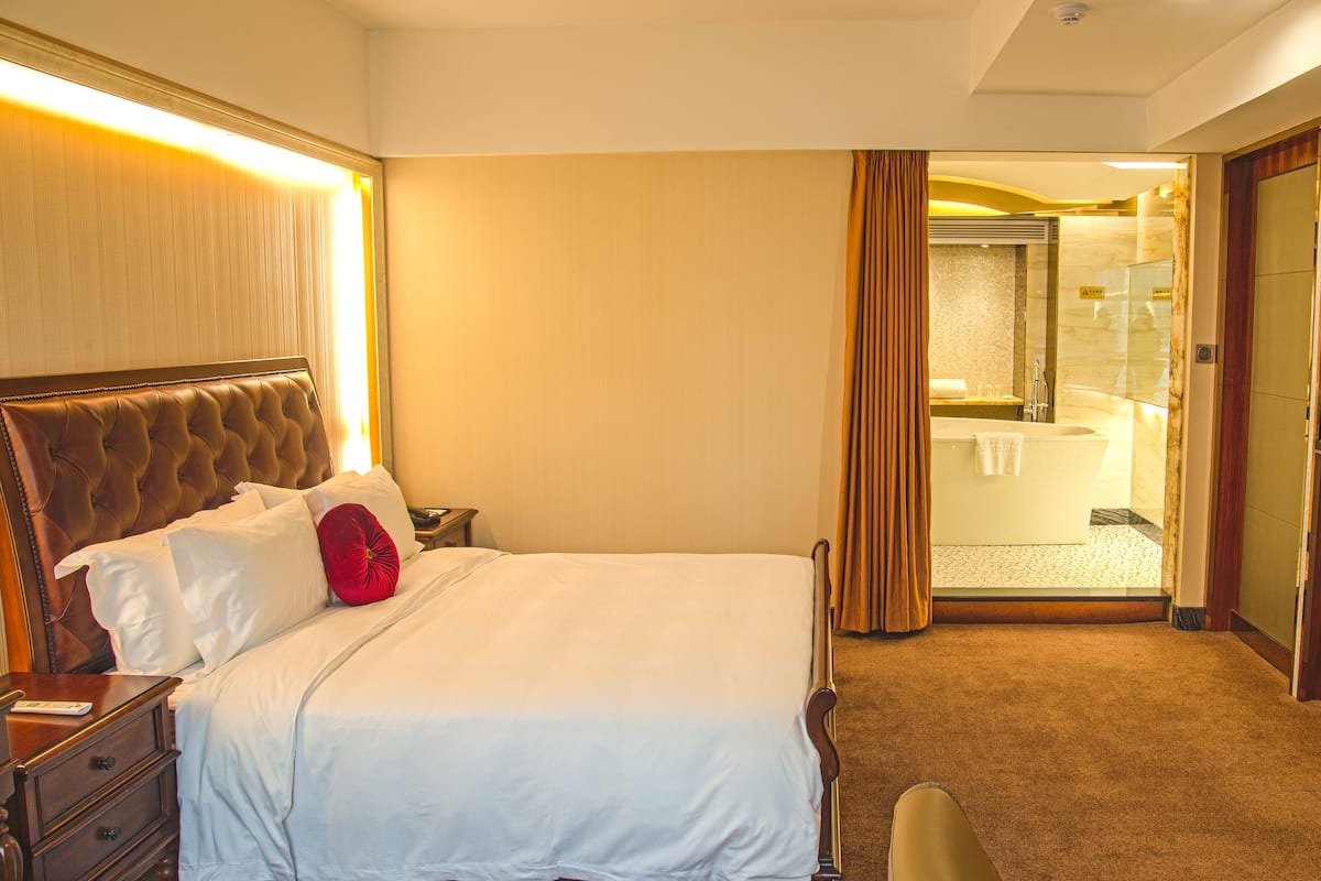 Executive Suite | Desk, free WiFi