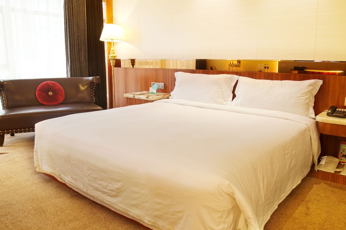Deluxe Room, 1 King Bed | Desk, free WiFi