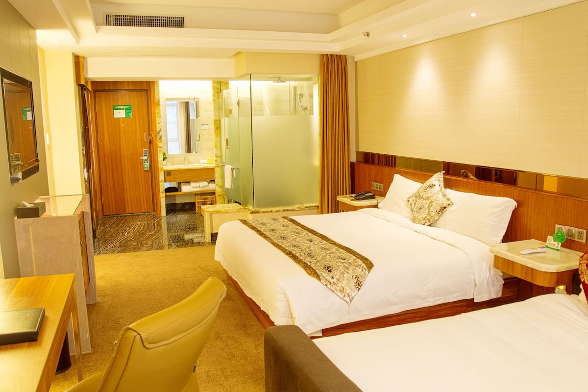 Family Room | Desk, free WiFi
