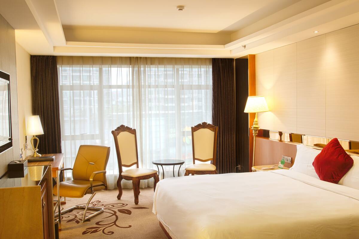 Business Room, 1 King Bed | Desk, free WiFi