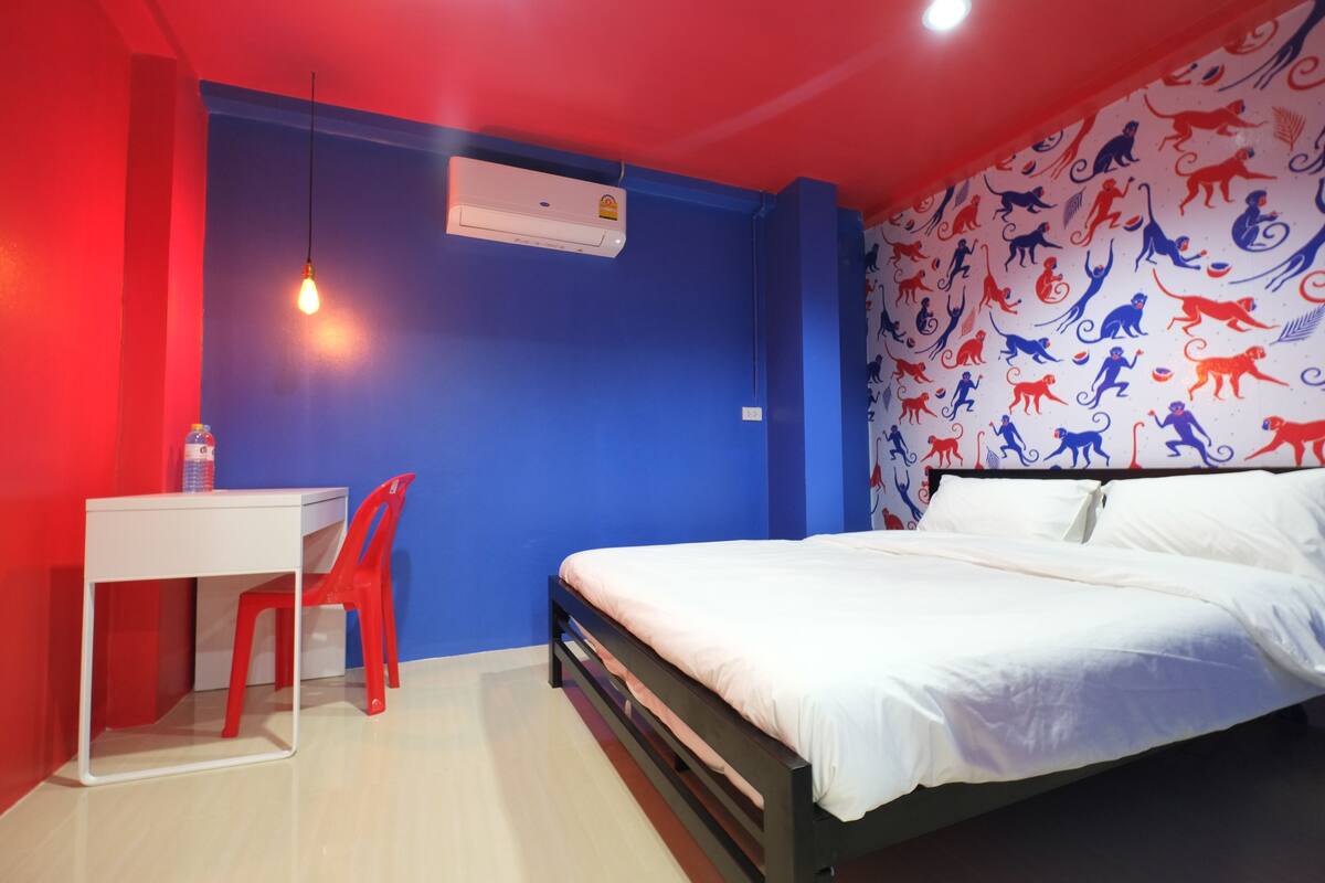 Une chambre à coucher avec un lit, un bureau et une chaise.