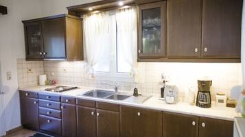 Family Villa, 4 Bedrooms, Mountain View, Mountainside | Private kitchen | Full-size fridge, microwave, oven, stovetop
