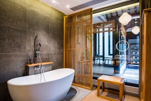 Kostenlose Toilettenartikel, Haartrockner, Bademäntel, Hausschuhe