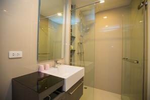 Studio | Badezimmer | Dusche, kostenlose Toilettenartikel, Haartrockner, Handtücher