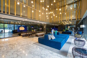 Lobby sitting area - The Deck Condo Patong by VIP (Patong)