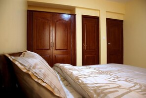 Desk, free WiFi - Kigali Village Suites (Kigali)