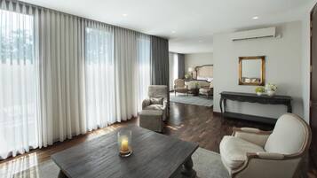 Master Suite | Living area