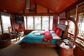 Kamar Standar | Meja kerja dan tirai kedap cahaya