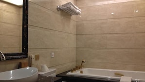 A bathroom with a large sink, toilet, and bathtub. - Lijiang Taohuadao Post Inn (Lijiang)