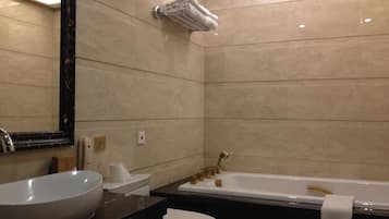 Deluxe Room | Bathroom | Shower, free toiletries, hair dryer, slippers