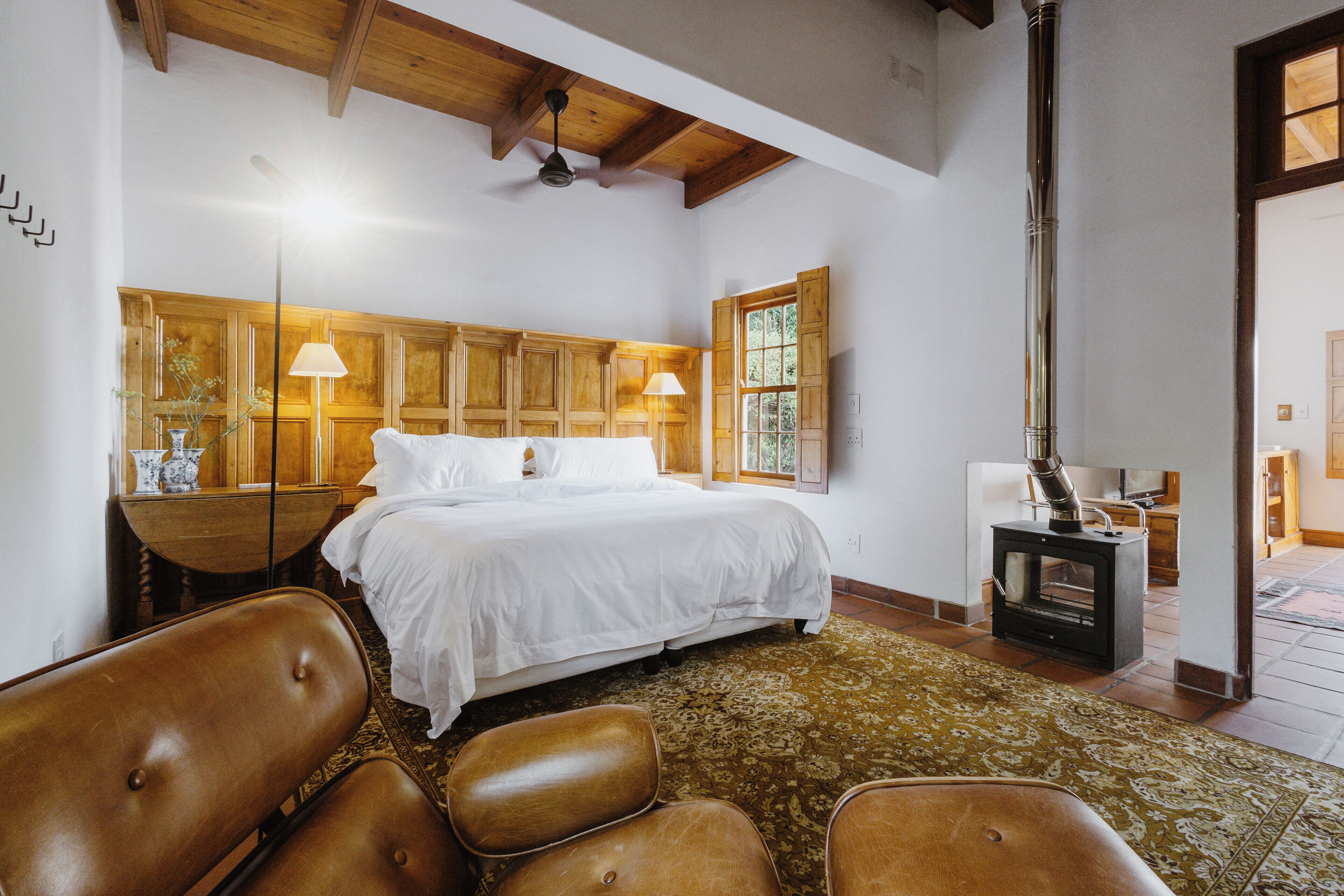 Suite, 1 Tempat Tidur King, Bebas Asap Rokok, pemandangan kolam renang | Seprai premium, minibar, brankas, dan didekorasi berbeda-beda