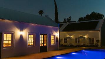 3 utomhuspooler, öppet 07.00 till 20.00, parasoller och solstolar