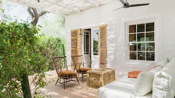 Suite, 1 kingsize bed, niet-roken, uitzicht op zwembad | Terras