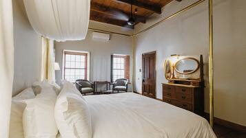 Svit - 1 kingsize-sÀng - icke-rökare - utsikt mot poolen | 1 sovrum, sÀngtillbehör av högsta kvalitet och minibar