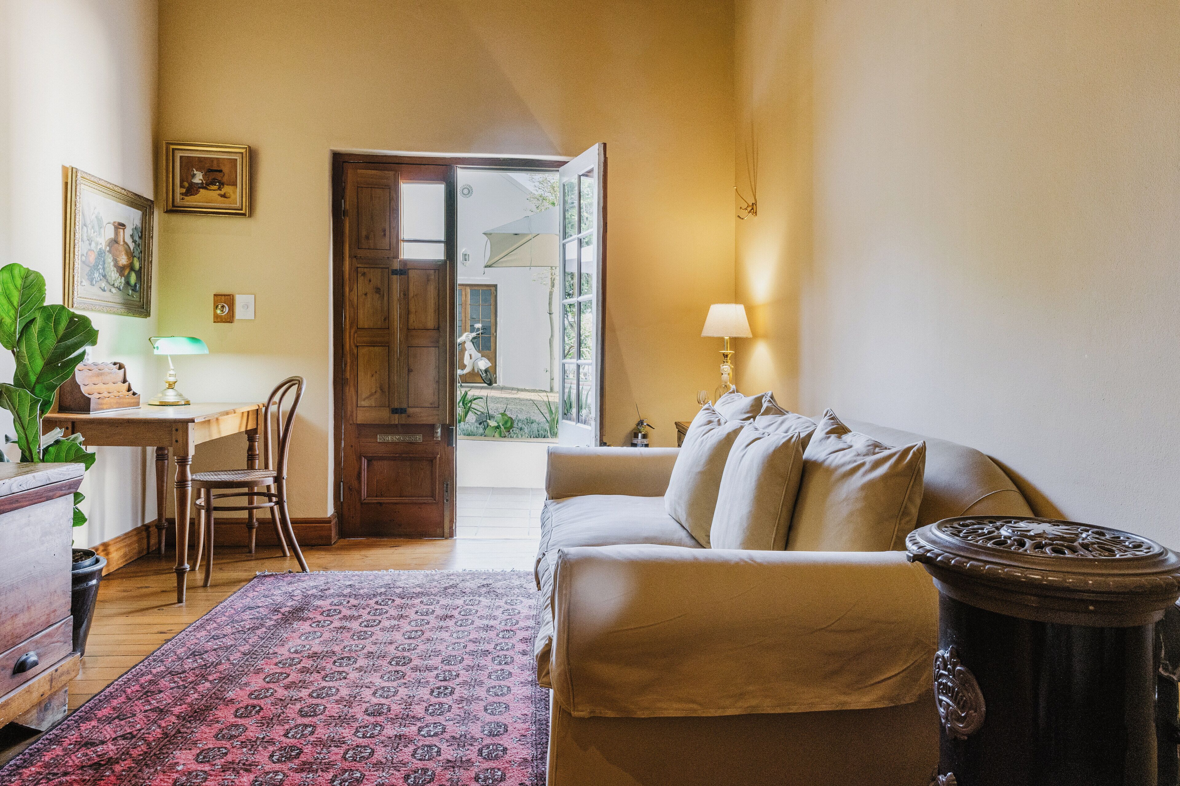 Suite, 1 kingsize-seng, ikke-røyk, bassengutsikt | Oppholdsområde | En 107-centimeters Flatskjerm-TV med Parabol-TV samt TV