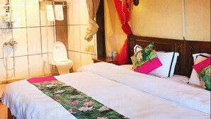 A hotel room with a bed, a shower, and a toilet. - Lijiang Shanju Zuihuayin Inn (Lijiang)