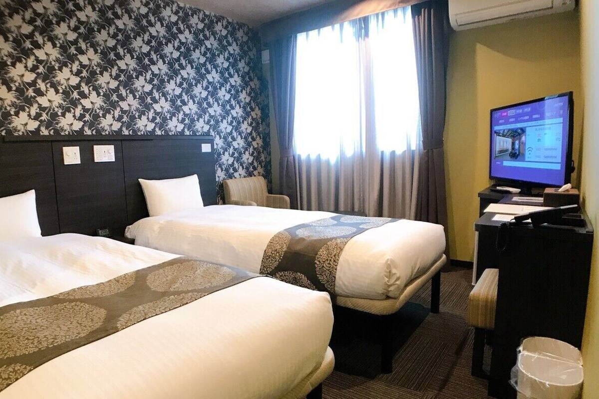 Meja kerja, tirai kedap cahaya, Wi-Fi gratis, dan seprai linen