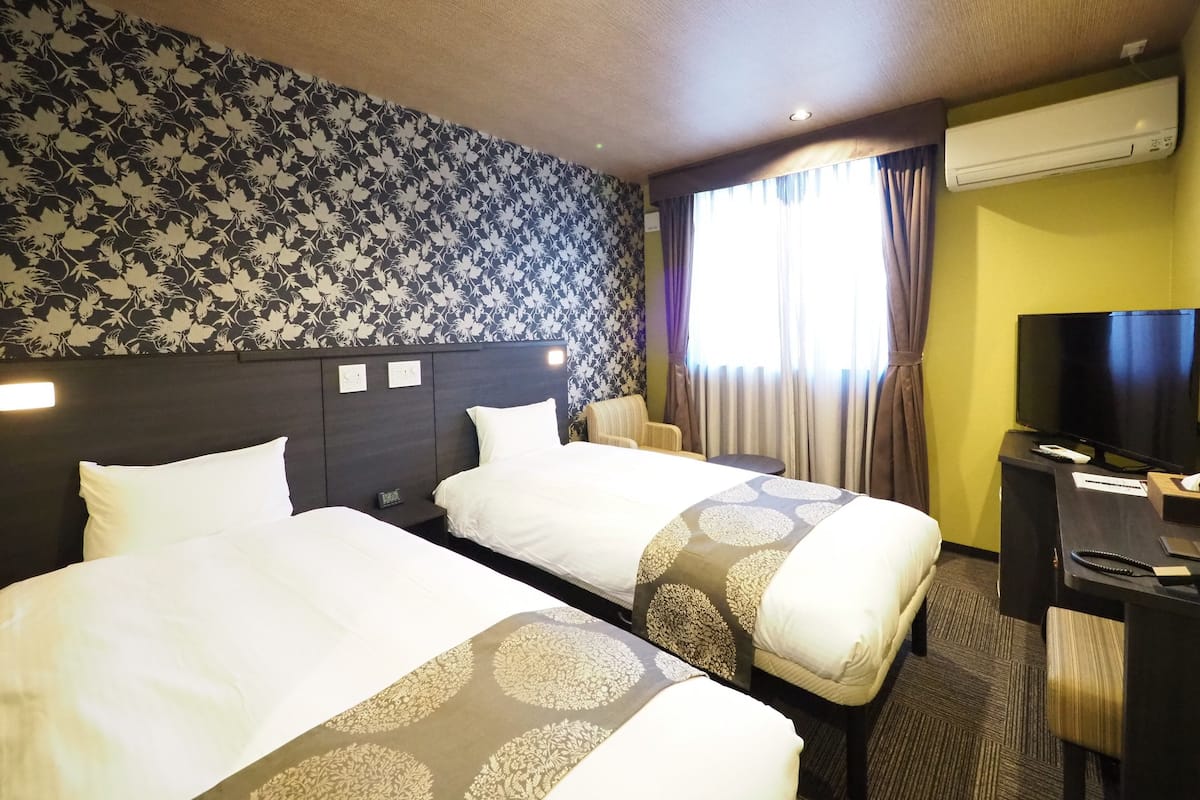 Kamar Twin Standar, 2 Tempat Tidur Twin, Bebas Asap Rokok | Meja kerja, tirai kedap cahaya, Wi-Fi gratis, dan seprai linen