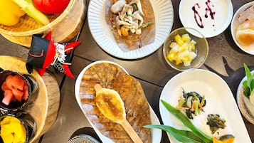 بوفيه فطور يوميًا بتكلفة قدرها (1320 JPY للشخص)