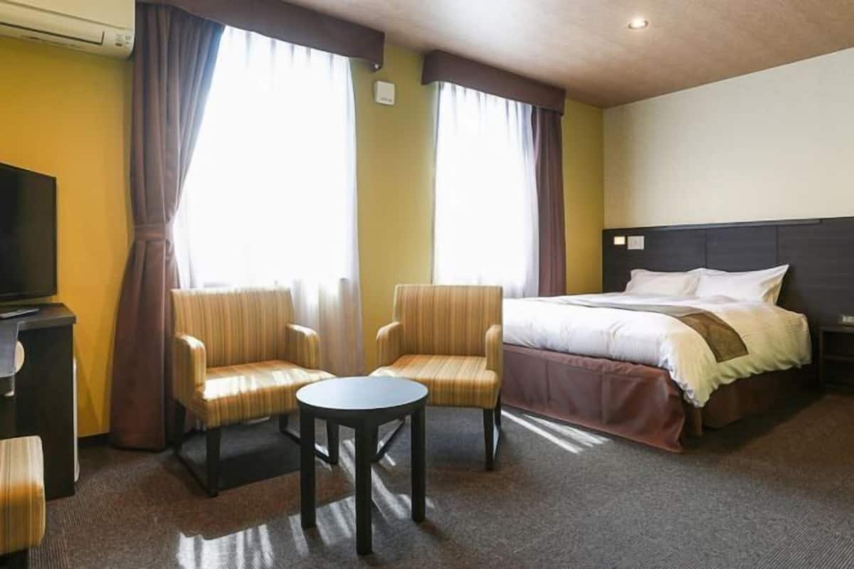 Desk, blackout curtains, free WiFi, bed sheets