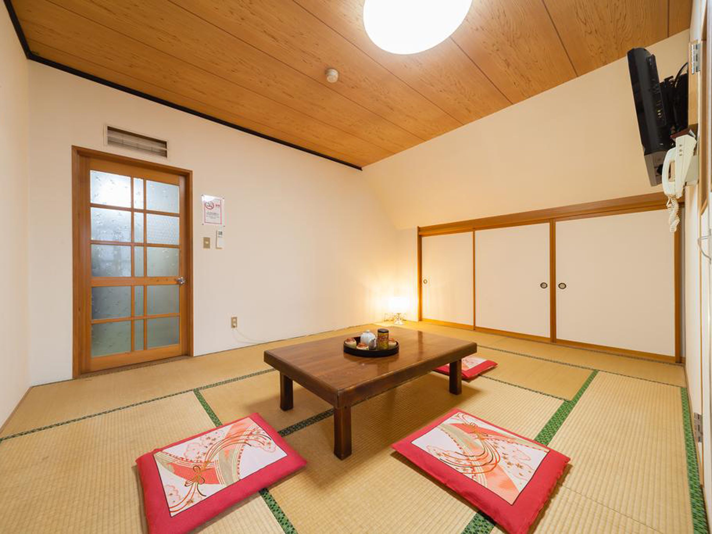 Traditional Room, Shared Bathroom | In-room safe, free WiFi
