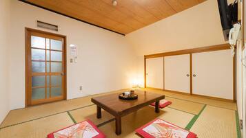 Traditional Room, Shared Bathroom | In-room safe, free WiFi