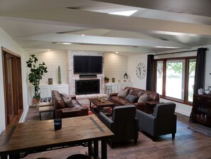 TV, caminetto, videogiochi, lettore DVD