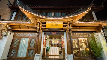 Mặt tiền nơi lưu trú - ban đêm