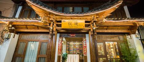住宿正面 (夜晚)