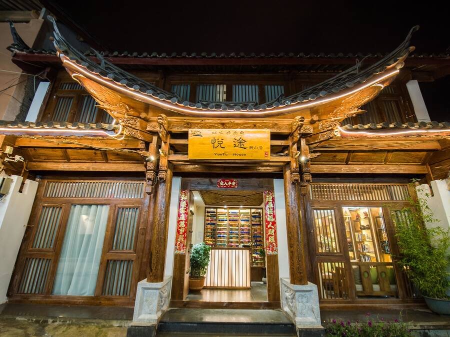 Voorkant accommodatie - avond/nacht