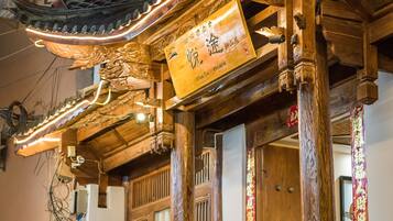 Mặt tiền nơi lưu trú - ban đêm