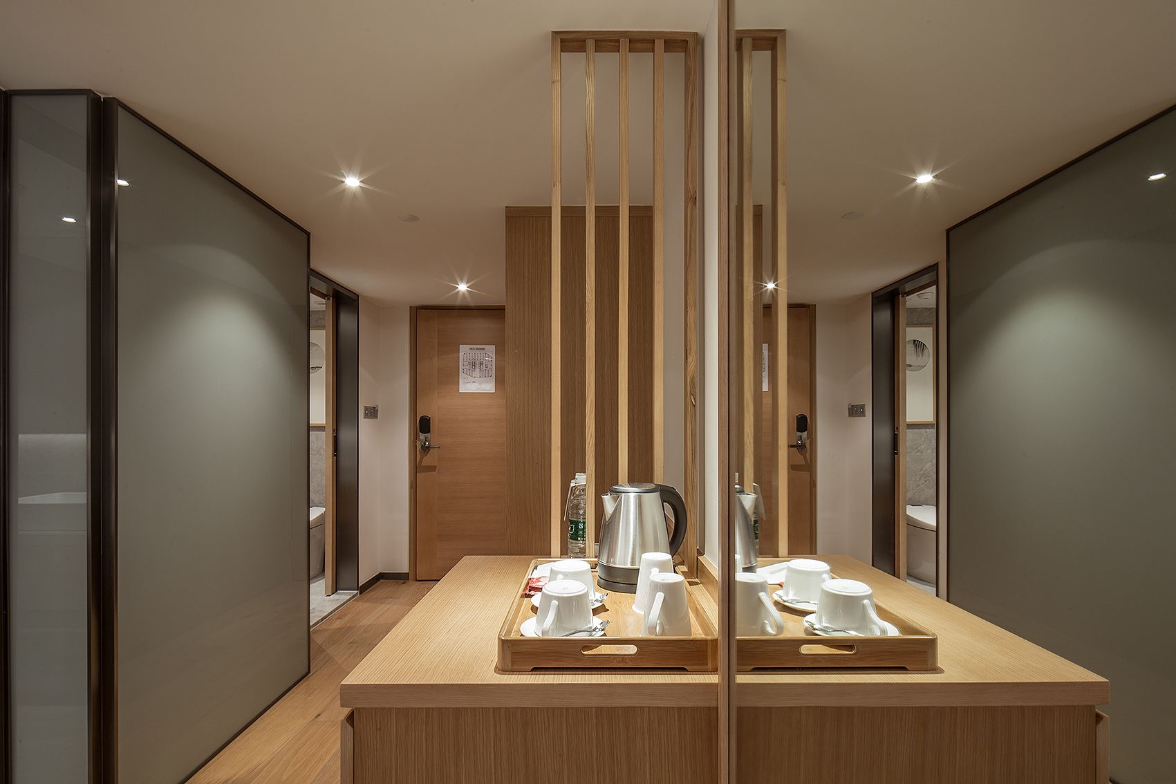 Combined shower/bathtub, rainfall showerhead, free toiletries