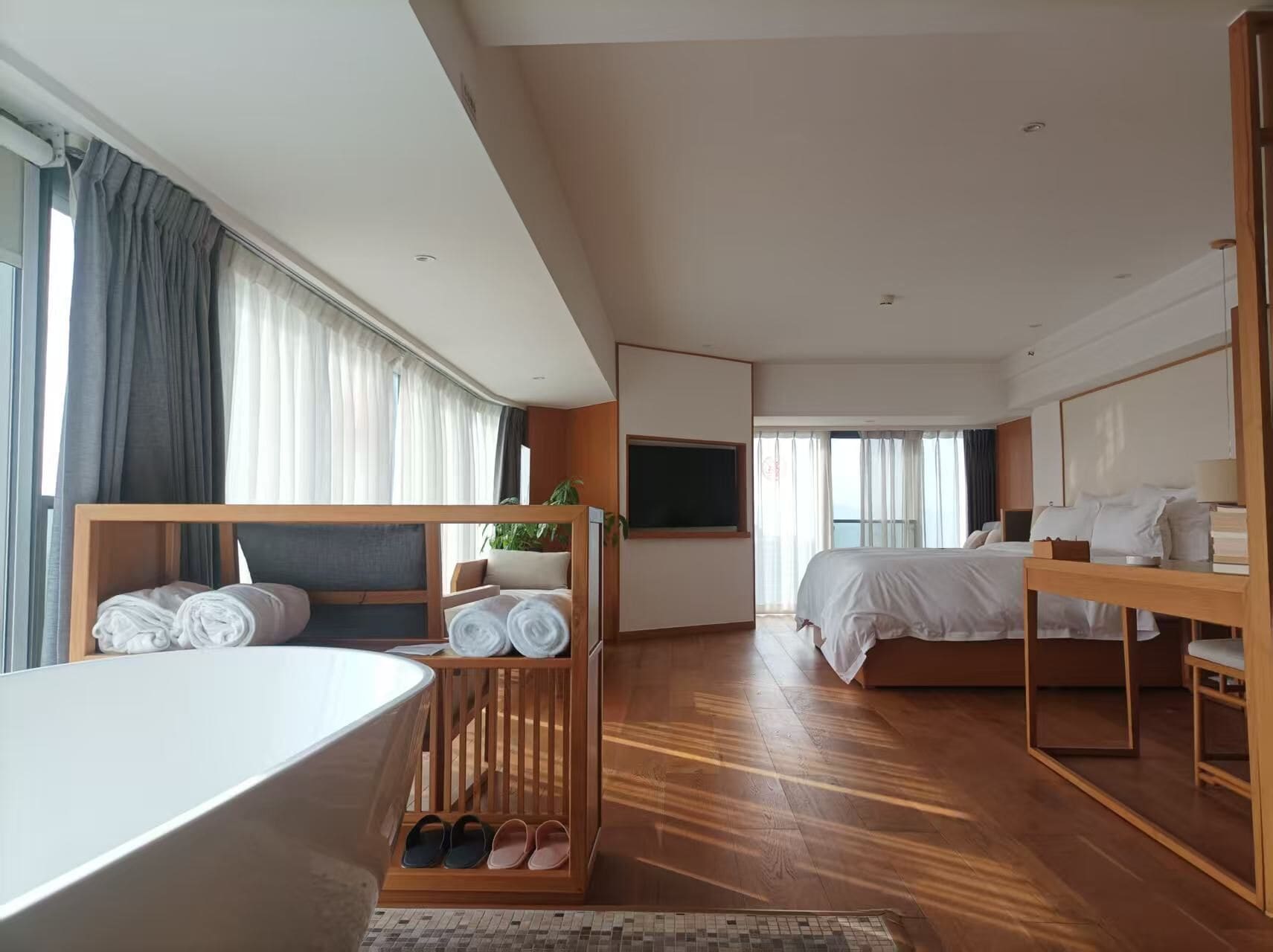 グランド ルーム | 高級寝具、羽毛の掛け布団、デスク、遮光カーテン