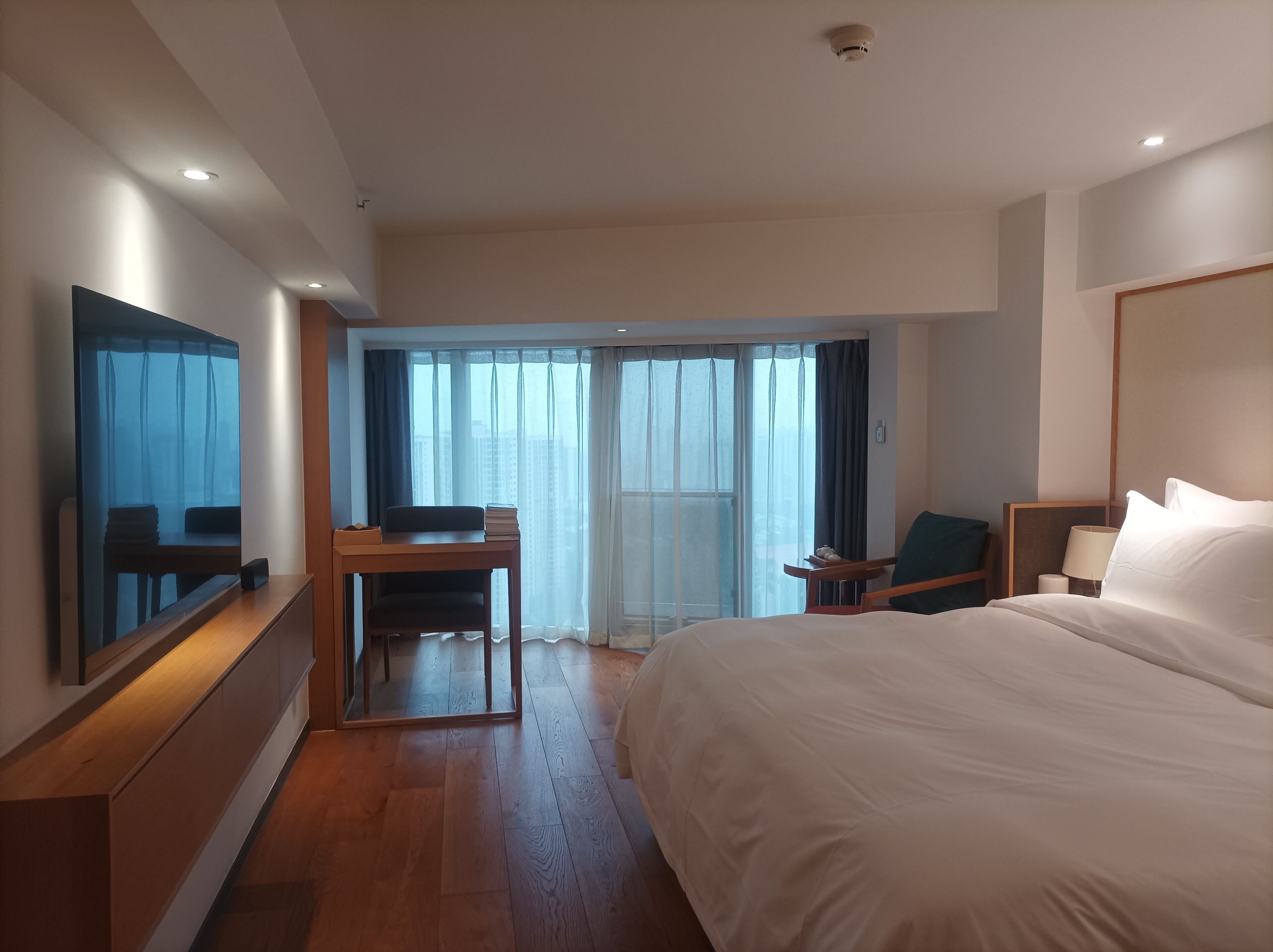 コンフォート ダブルルーム | 高級寝具、羽毛の掛け布団、デスク、遮光カーテン