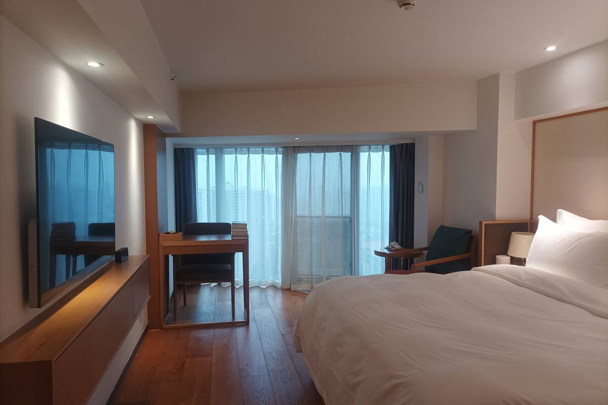 Quarto casal conforto | Roupas de cama premium, edredons de pluma, escrivaninha