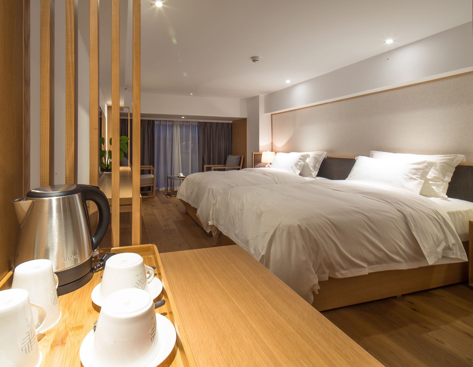 Superior Twin Room | Peralatan tempat tidur premium, gebar bulu kapas, meja 